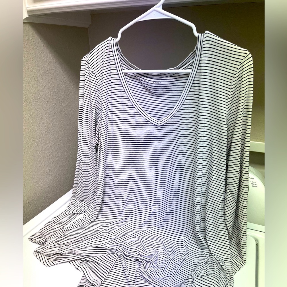American Eagle Soft & Sexy Long Sleeve V neck
